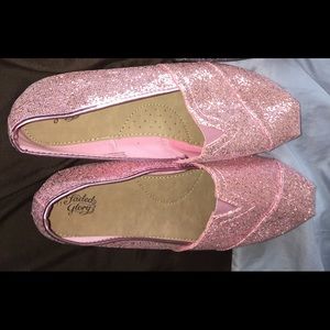 Size 11 pink glitter shoes.