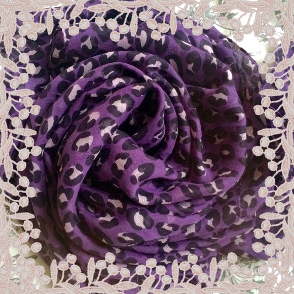 🌀SOLD🌀Uniqlo Leopard Scarf