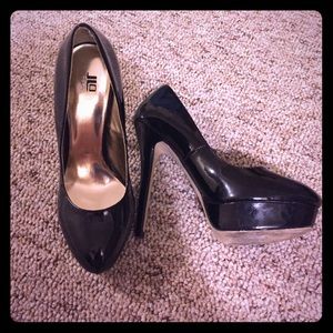 Black patent leather pumps