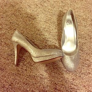 Silver sparkle pumps