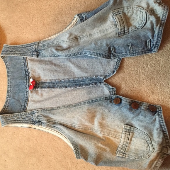 Adorable jean vest - Picture 2 of 3