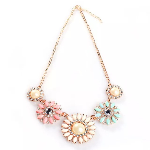 Gold Chain pearl flower necklace