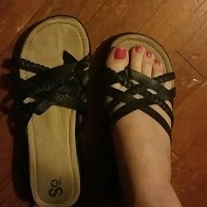Shoes. Sandals with toe insert