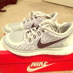 BRAND NEW Nike 5.0 Free runs size 8