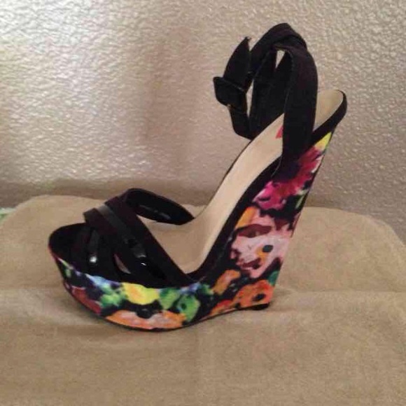 NWT 2b Floral Wedges - Picture 2 of 3