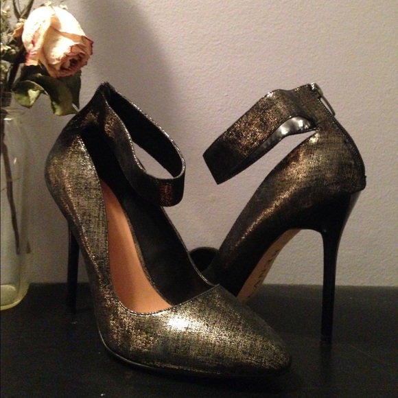 Metallic pump w/ ankle strap