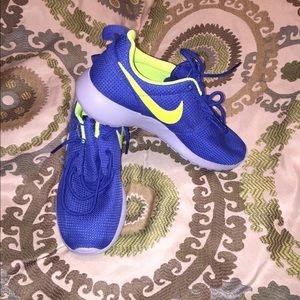 Youth Nike Roshes. Size 4. Fit like a women's 6.