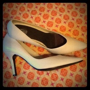 Donna Lawrence pump. Size 6.5. Worn once.