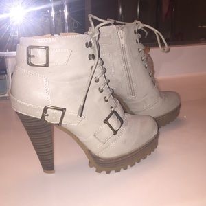 👢 Lace up booties 👢