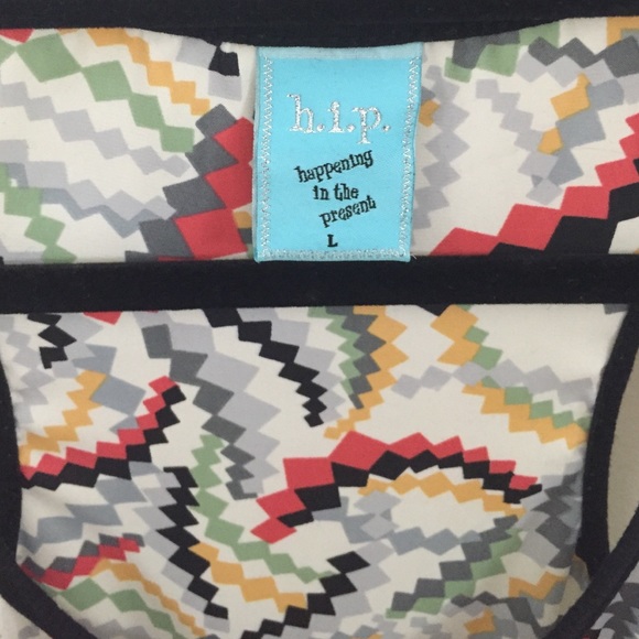 Patterned tank with front pocket - Picture 2 of 4