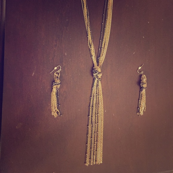 Bcbg necklace matching earrings