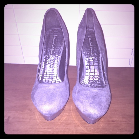 Gray/Silver platform pumps