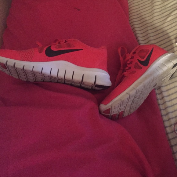 Red nike free 5.0