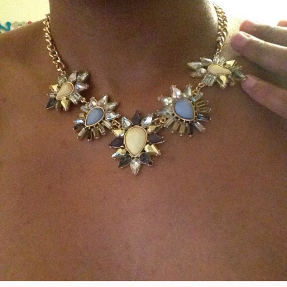 Statement necklace and stud set