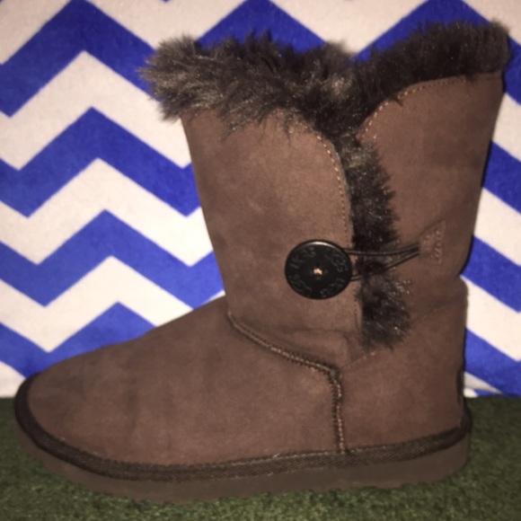 Chocolate Bailey Button Uggs sz 7