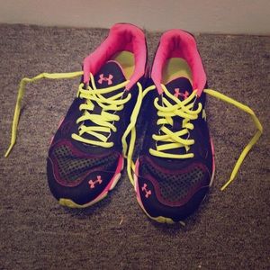 Sneaker under armour :) size 9