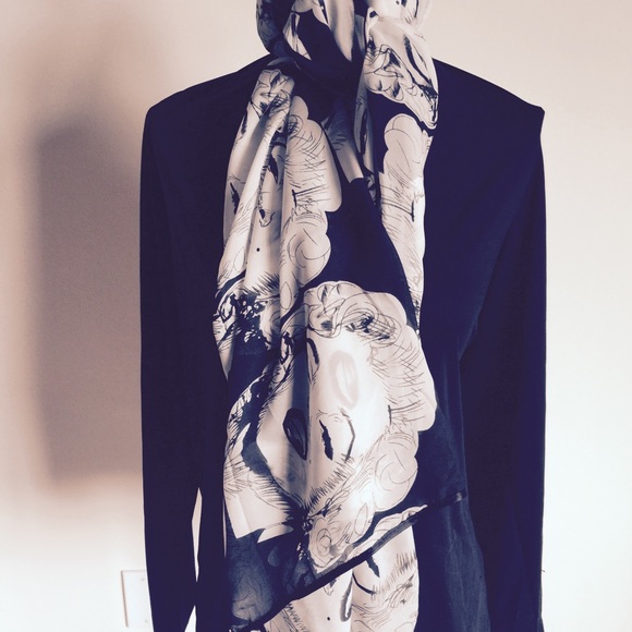 Accessories - 🎀 SALE 🎀 Marilyn Monroe Scarf NWOT