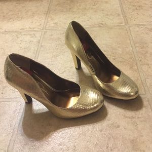 Comfy gold Jessica Simpson pump