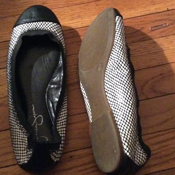 Black and white flats - Picture 2 of 4