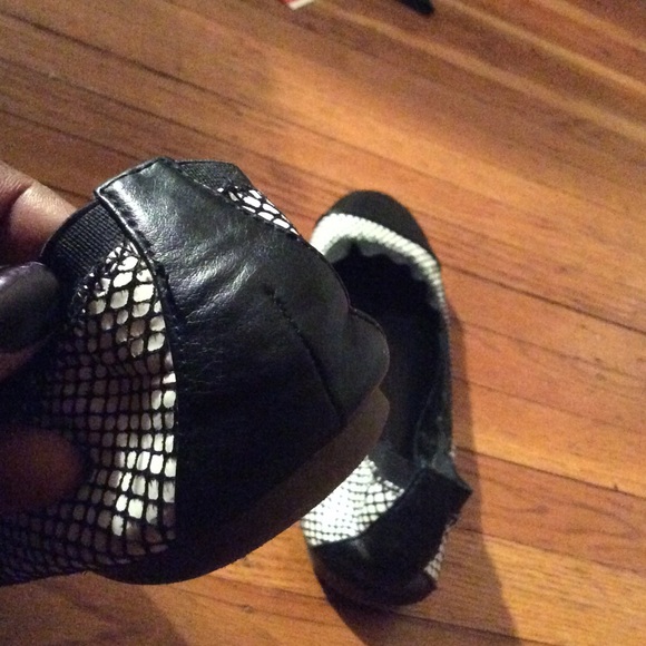 Black and white flats - Picture 3 of 4