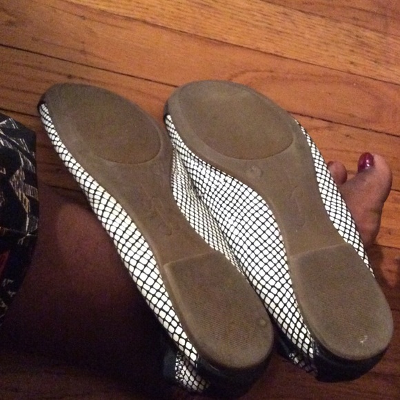 Black and white flats - Picture 4 of 4