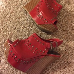 💕HP💕 Res studded platform wedges