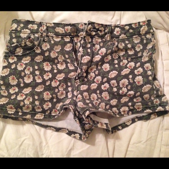 FOREVER 21 HighWasted Daisy Print Jean Shorts