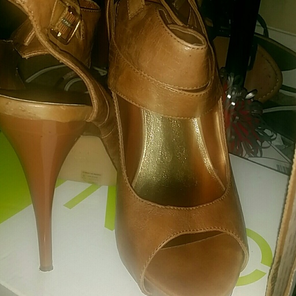 Tan sandals - Picture 2 of 4