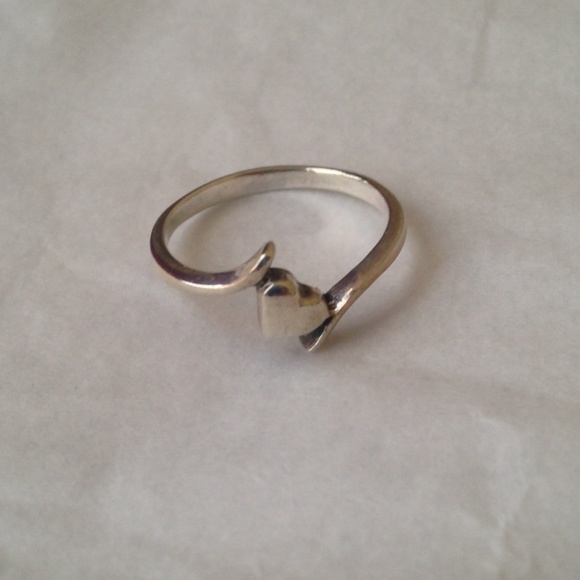 Dainty heart .925 Serling Silver Ring size 6