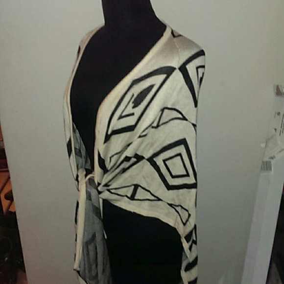 Beautiful light knitted wrap. - Picture 1 of 4