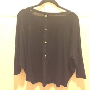 black mid sleeve shirt