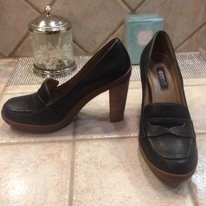 Black Ecco pumps 4.5 inch heel.. Size 8