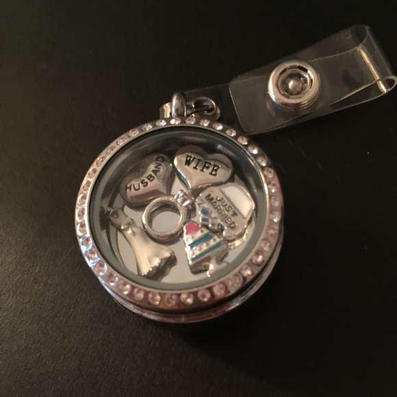 Floating locket badge reel