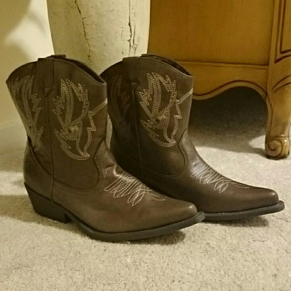 Brand New Without Tags. Cow Girl Boots.