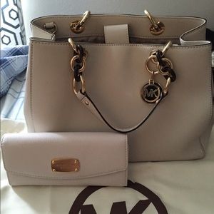 Michael Kors Cynthia Med Satchel In Optic White😍