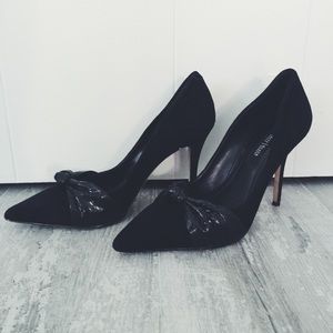 Black pumps w/ knot