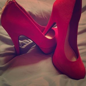 Size 8.5 . Red suede w/ gold zipper in back.