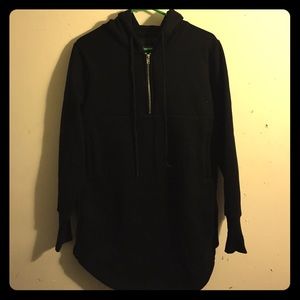 Half-Zip Side-Button Scoop Hoodie in Black. Size:S