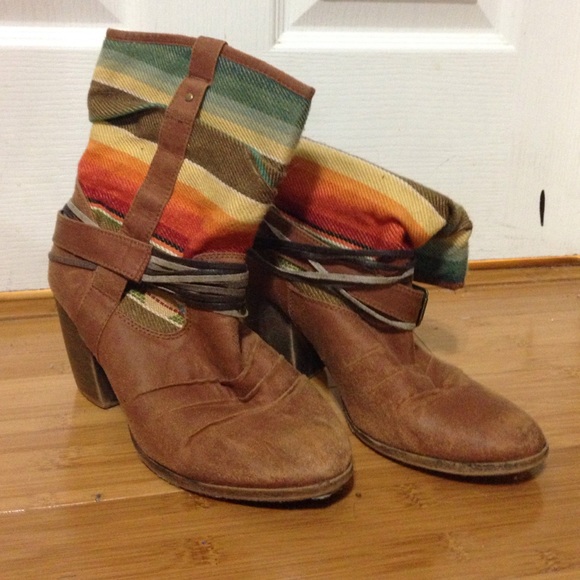 Multicolored retro boots
