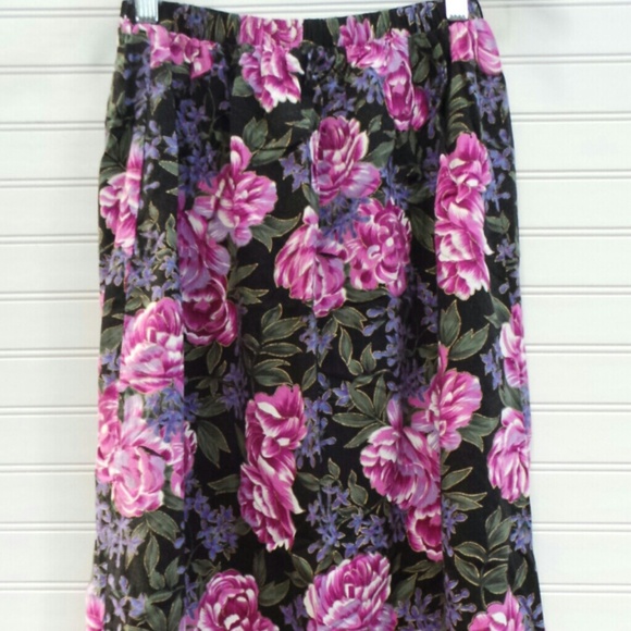 VINTAGE delightfully feminine floral skirt. 7/8
