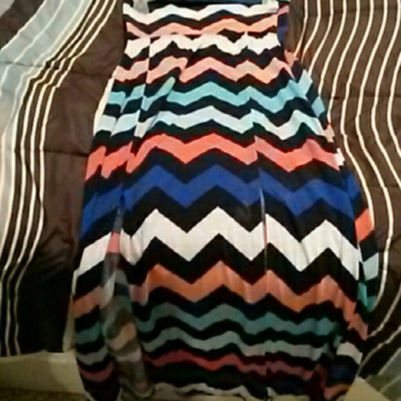 A long chevron maxi skirt with two slits in front - Picture 2 of 4