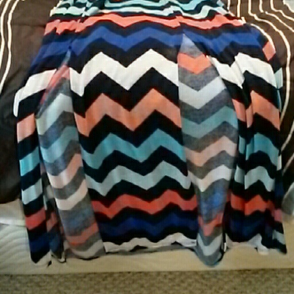 A long chevron maxi skirt with two slits in front - Picture 3 of 4