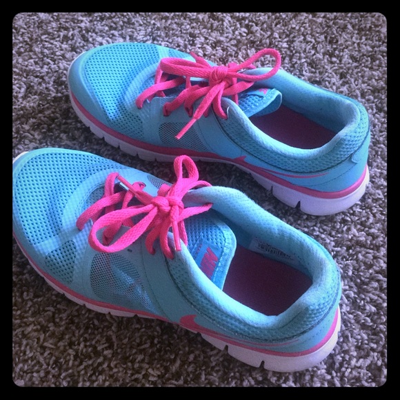 Youth size Nike shoes 6