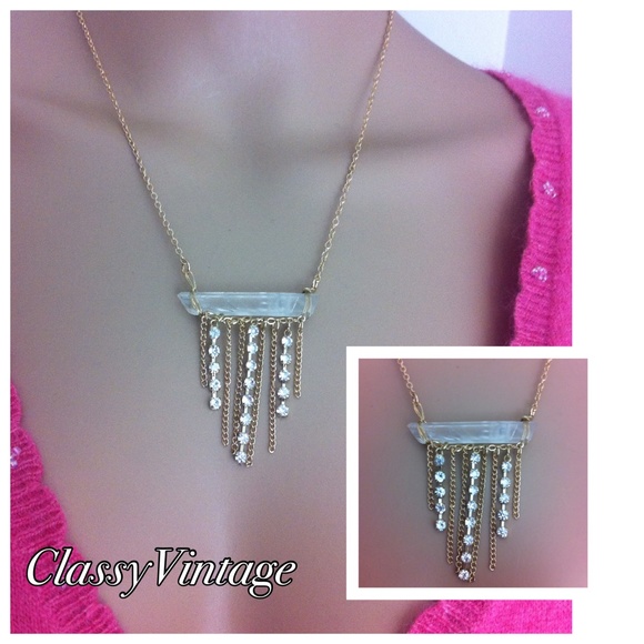 Boutique Jewelry - Elegant minimal look necklace & pierced earrings