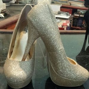 Gold sparkly pumps