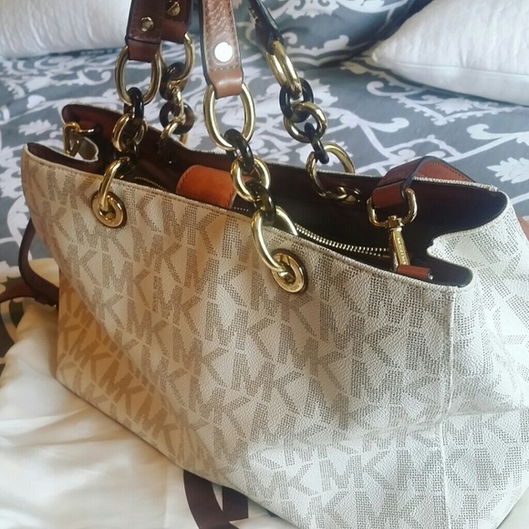 Michael Kors Mk Cynthia Signature Logo Tote Brown - Picture 3 of 4