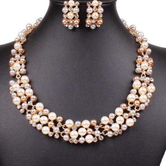 Jewelry - Beautiful pearl necklace and earrings