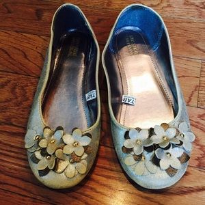 MOSSIMO SUPPLY CO GOLD FLATS SIZE 7