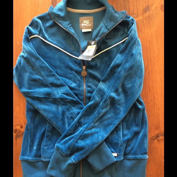 ⬇️REDUCED⬇️Nike Velour Zip Up - Picture 3 of 3