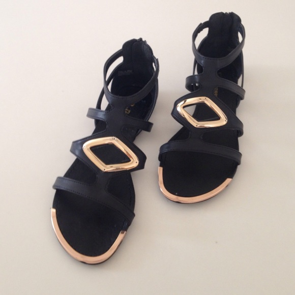 Fashionable black & gold gladiator sandals ✨